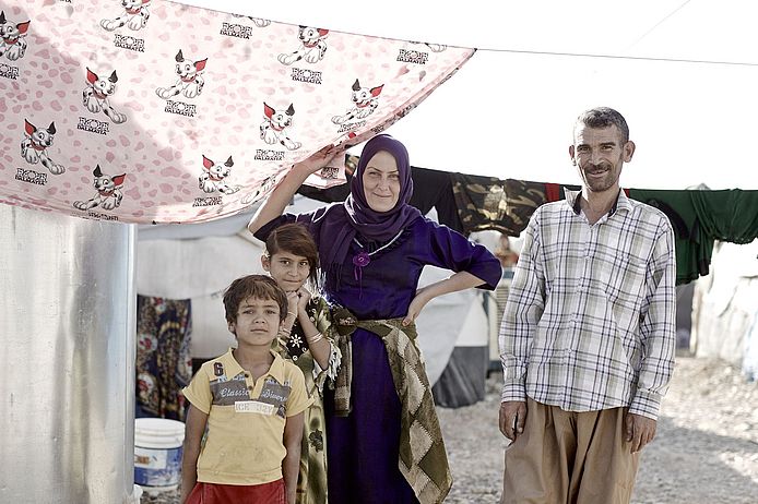 Flüchtlingsfamilie im Camp Arbat im Nordirak. (Foto: Mark Mühlhaus/attenzione photographers)
