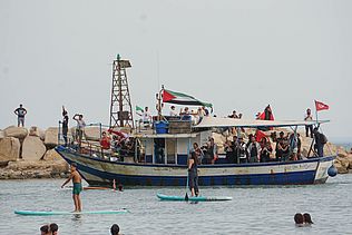 Ein Schiff der "Global Sumud Flotilla" liegt im Hafen von Sidi Bou Said