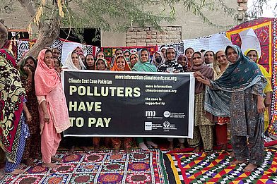Bäuerinnen in Pakistan protestieren gegen Klimakrisenverursacher.