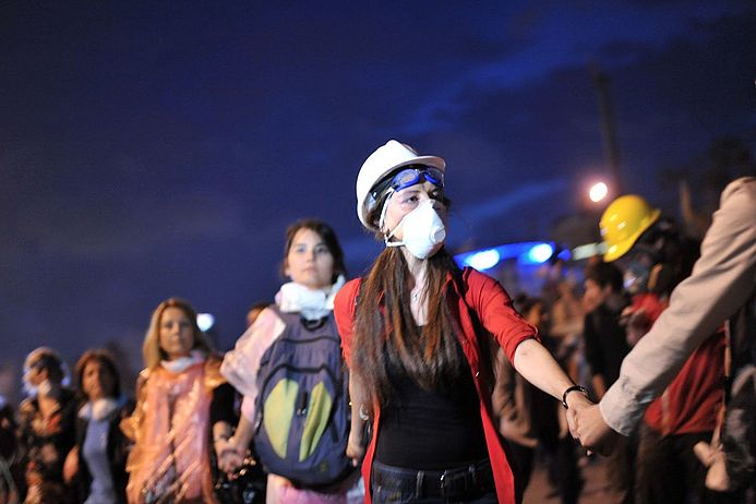 Frauen demonstrieren gegen Autoritarismus in der Türkei