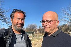 Eyal Weizman (Forensic Architecture) und Tsafrir Cohen (medico) in Namibia.