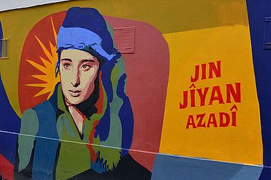 Wandmalerei Jin Jiyan Azadi, Wien (Foto: Herzi Pinki, CC BY-SA 4.0)