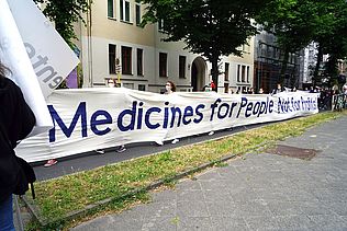 Demo für die Aufhebung des Patentschutzes auf Medikamente, Berlin 2021