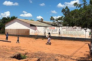 Außenmauer einer Schule mit HIV/AIDS-Prävention.