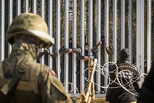 Geflüchtete und Soldaten an der polnisch-belarusischen Grenze