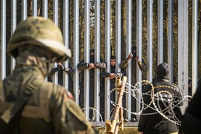 Geflüchtete und Soldaten an der polnisch-belarusischen Grenze