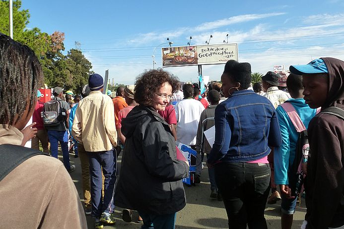 Usche Merk auf einer Demo in Südafrika