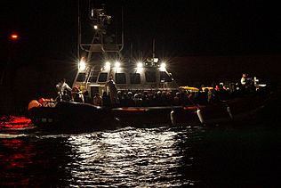 Ankunft eines Schiffes mit Flüchtlingen im Hafen von Lampedusa.