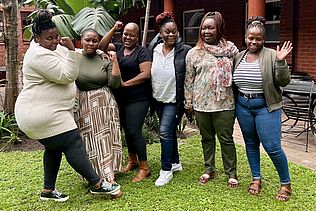 Aktivistinnen der medico-Partnerorganisation Phephisa posieren fürs Team-Foto.