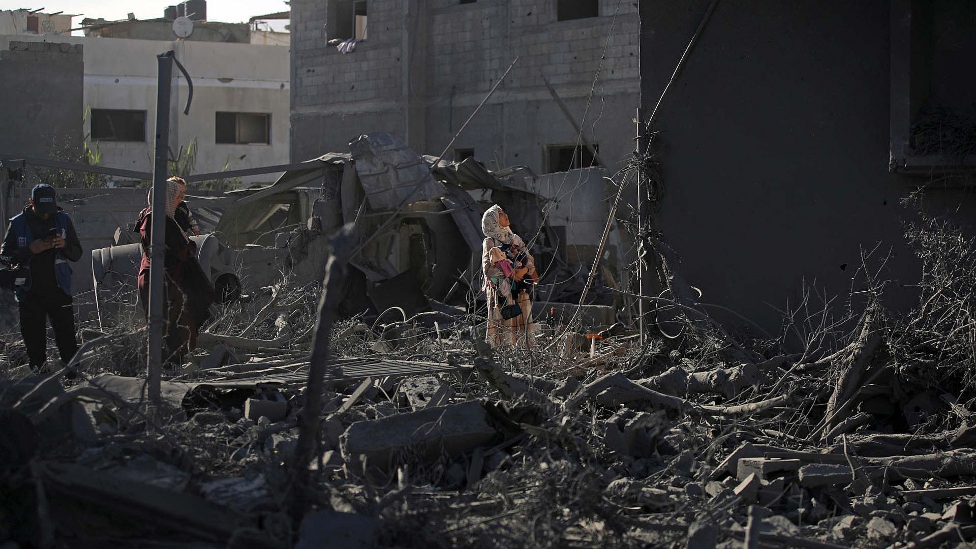 Eine Frau steht n den Trümmern von Gaza. (Foto: Mohammed Zaanoun, Activestills)
