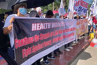 Demonstrant:innen halten ein Plakat: "Health for all"