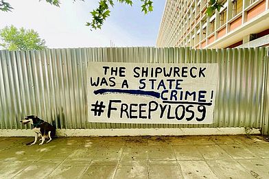 "Das Schiffswrack war ein Staatsverbrechen". Plakat für die Pylos 9