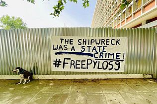 "Das Schiffswrack war ein Staatsverbrechen". Plakat für die Pylos 9