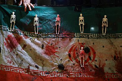 Skelette und Kunstblut auf einer iranischen Flagge.