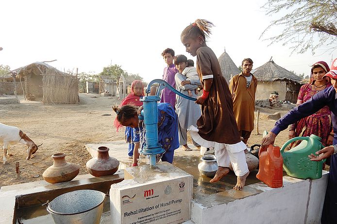 Handwasserpumpe im ländlichen Pakistan