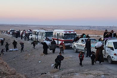 Lange Schlange von Autos auf der Flucht aus Shehba Richtung Rojava.