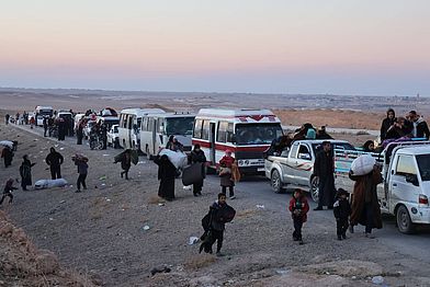 Lange Schlange von Autos auf der Flucht aus Shehba Richtung Rojava.