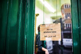 "Nur für geladene Gäste". Schild in Tür