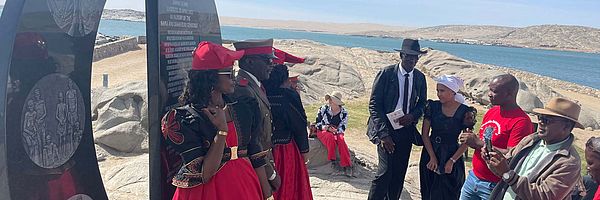 Während der Gedenkfeierlichkeiten zur Erinnerung an den Genozid an den Ovaherero und Nama auf Shark Island in Namibia