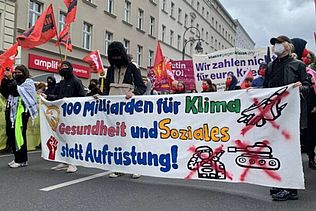 "100 Milliarden für Klima, Gesundheit und Soziales statt Aufrüstung". Transparent auf einer Demonstration zum Antikriegstag.