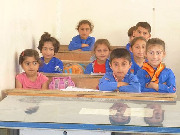 Unterricht erstmals in der Muttersprache. Kurdische Schulkinder in Serekaniye (Ras al-Ain), Provinz Hasaka, Syrien. Foto: medico